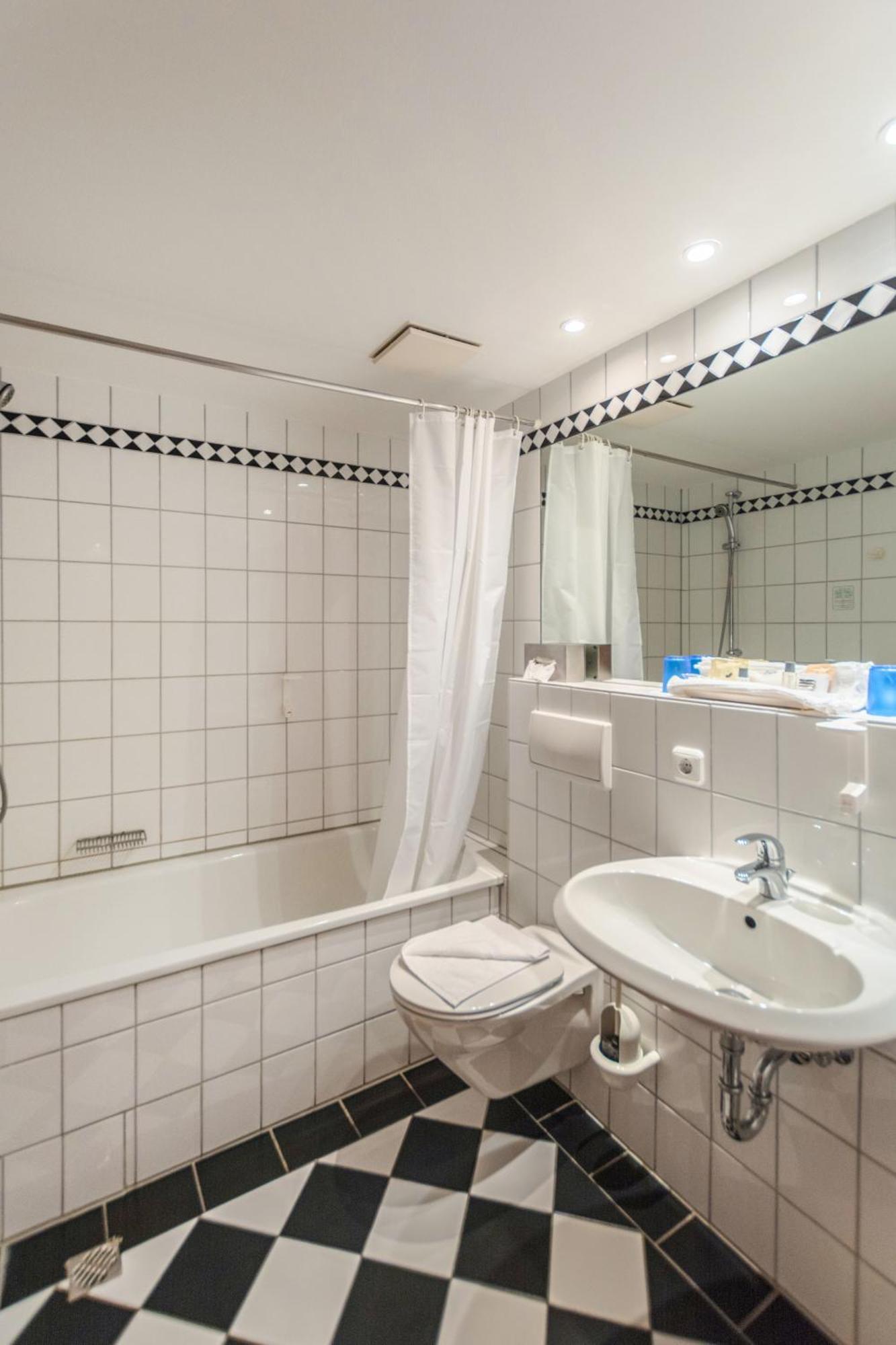 Hotel Ruegenschmiede Vis A Vis Hiddensee Schaprode Room photo
