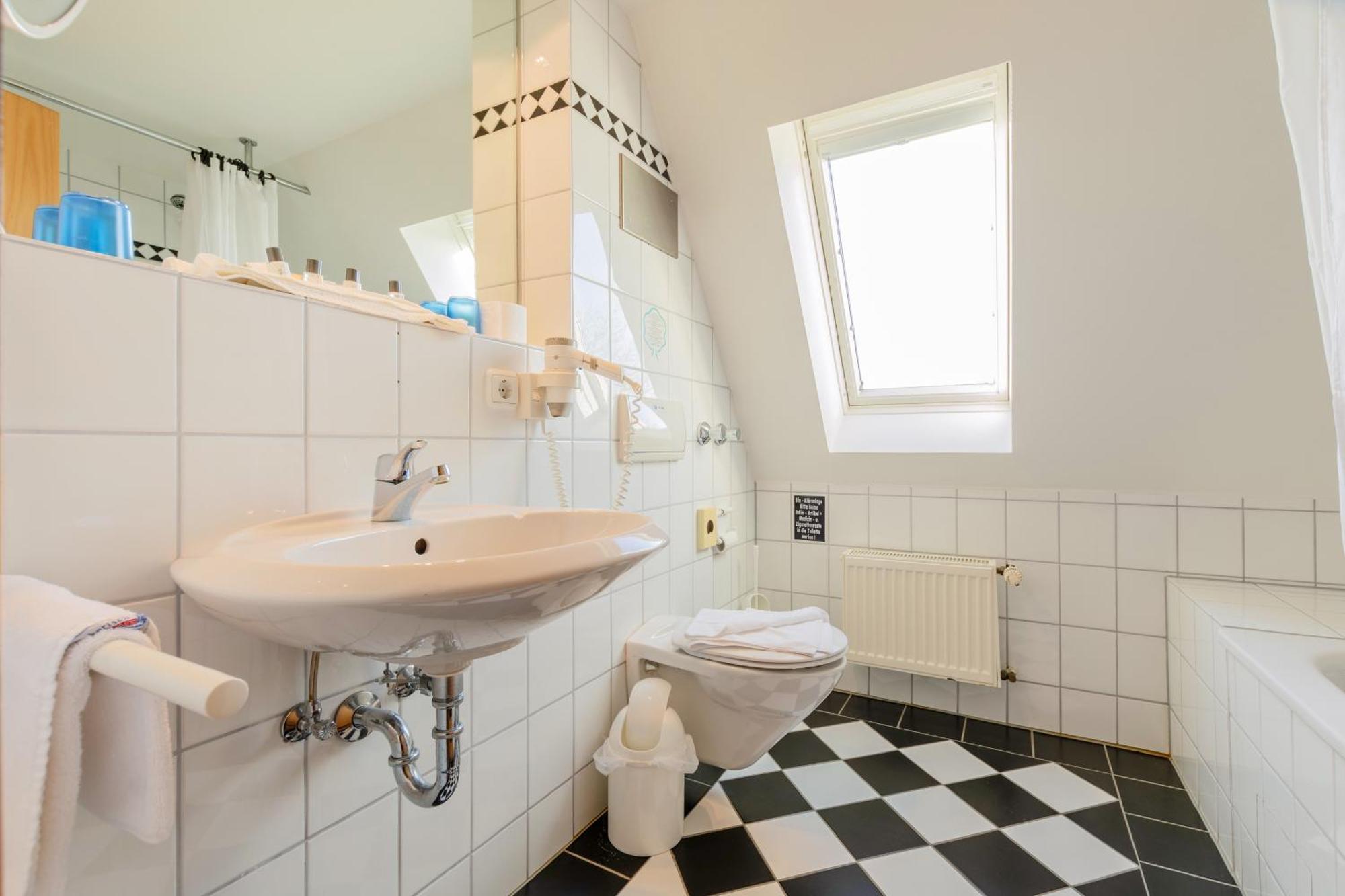 Hotel Ruegenschmiede Vis A Vis Hiddensee Schaprode Room photo