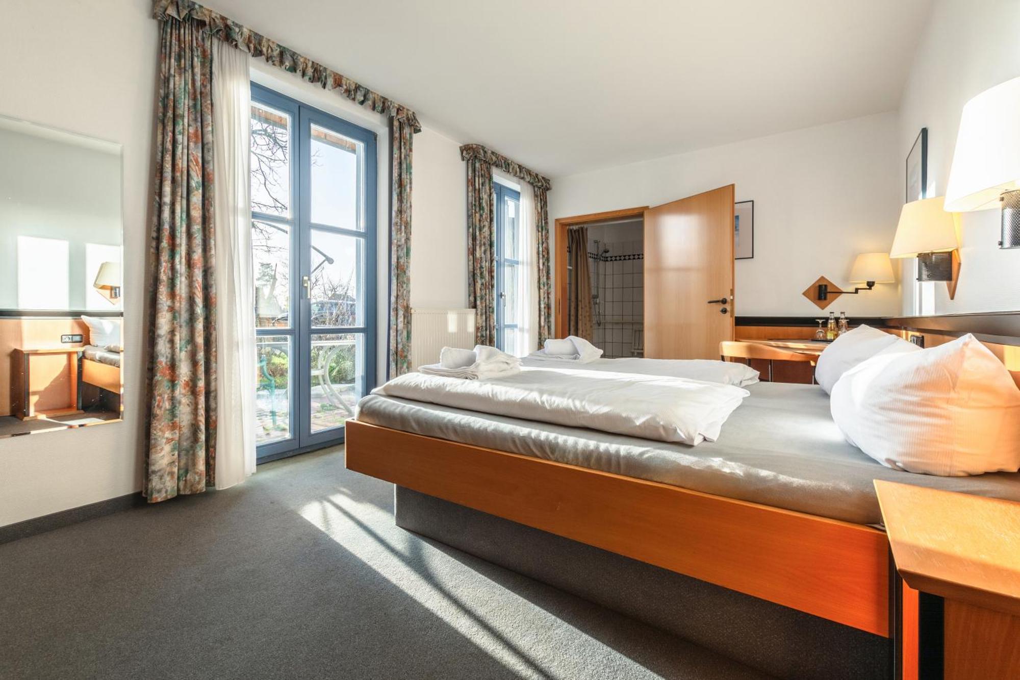 Hotel Ruegenschmiede Vis A Vis Hiddensee Schaprode Room photo