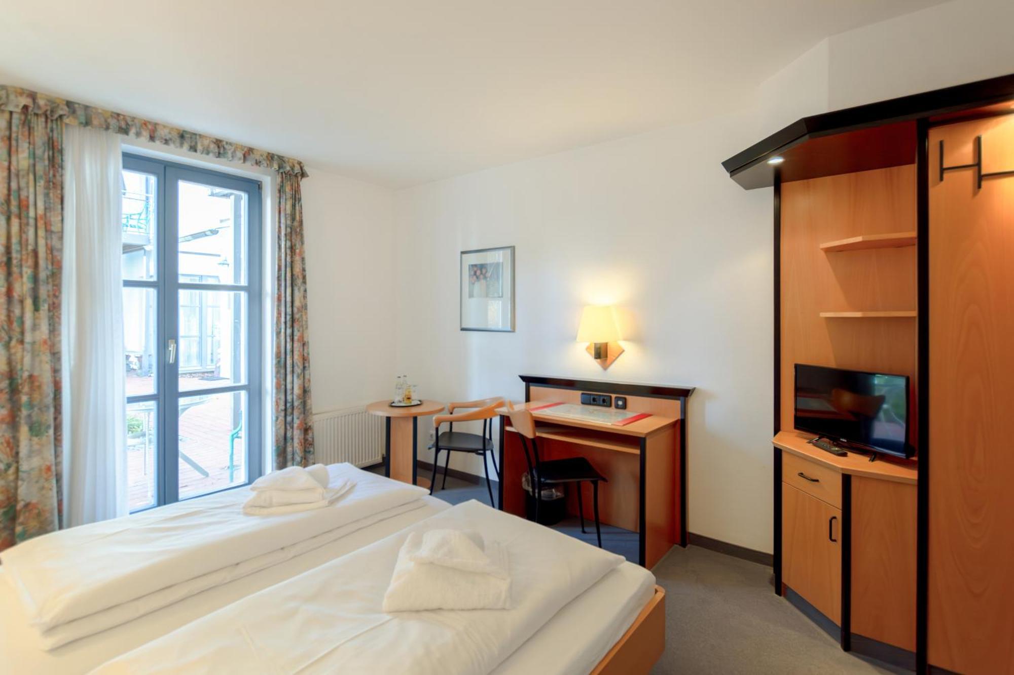Hotel Ruegenschmiede Vis A Vis Hiddensee Schaprode Room photo