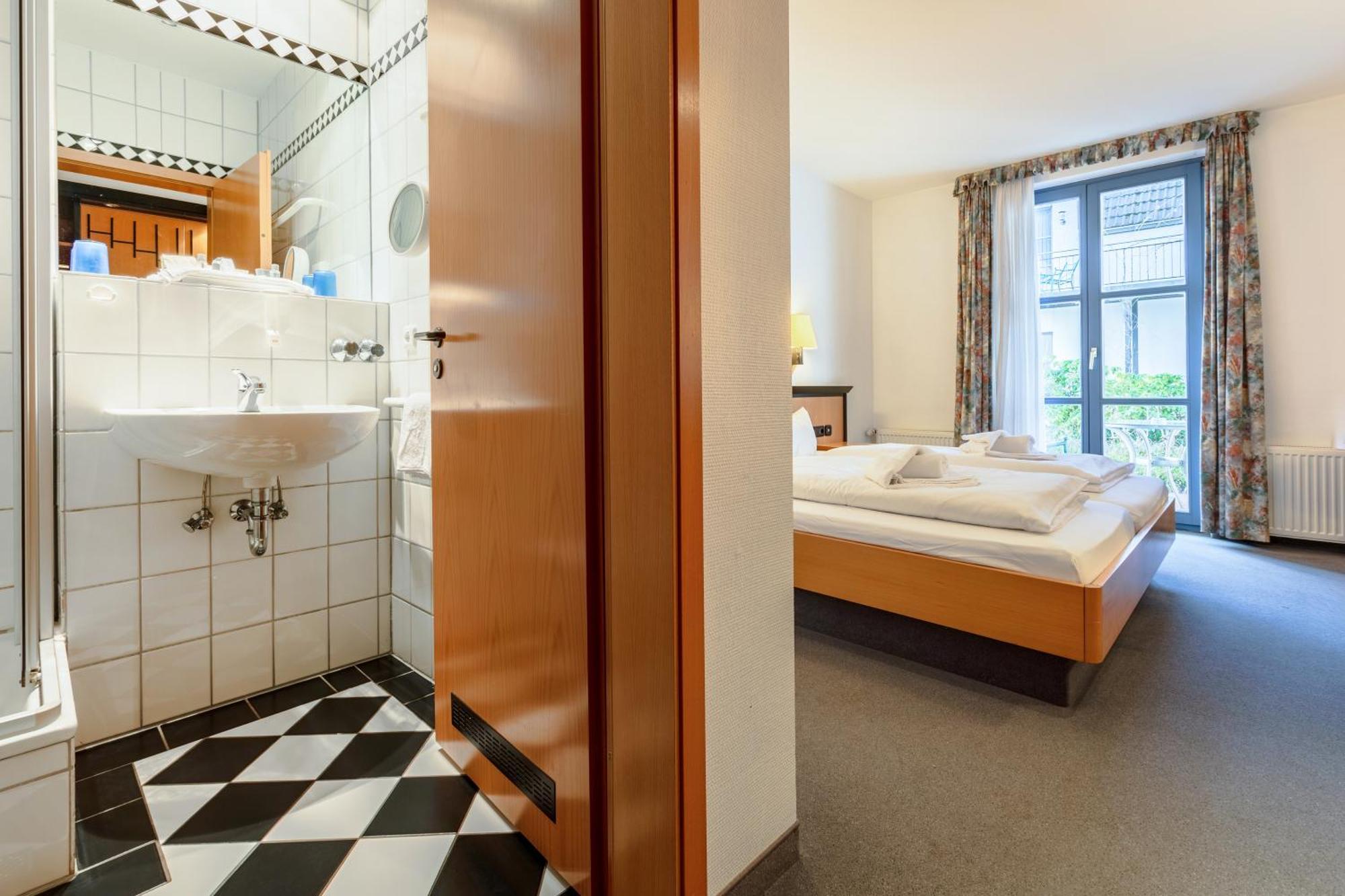 Hotel Ruegenschmiede Vis A Vis Hiddensee Schaprode Room photo