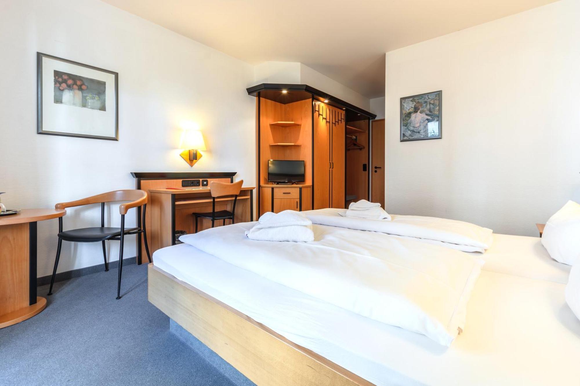 Hotel Ruegenschmiede Vis A Vis Hiddensee Schaprode Room photo